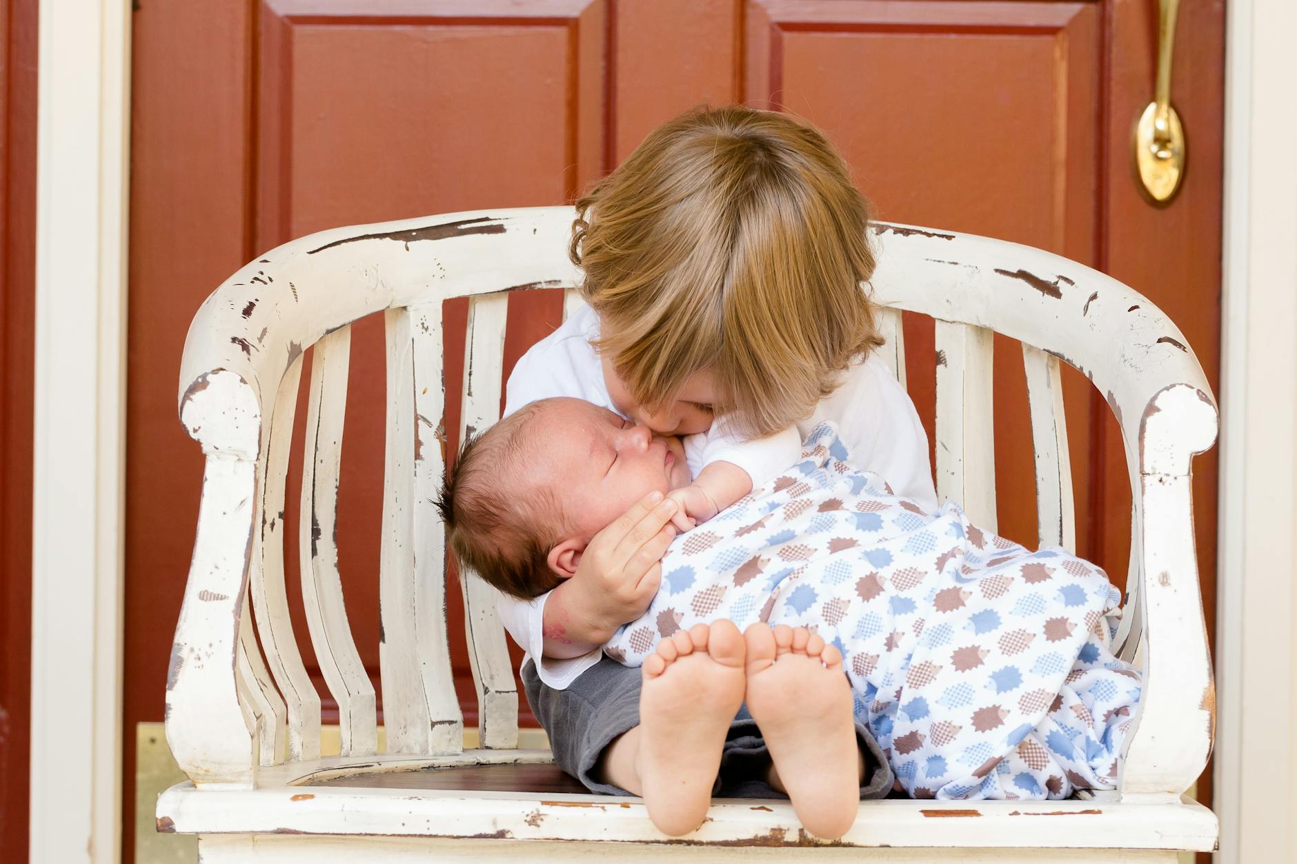 Junge Trägt Und Küsst Babysitting Auf Stuhl