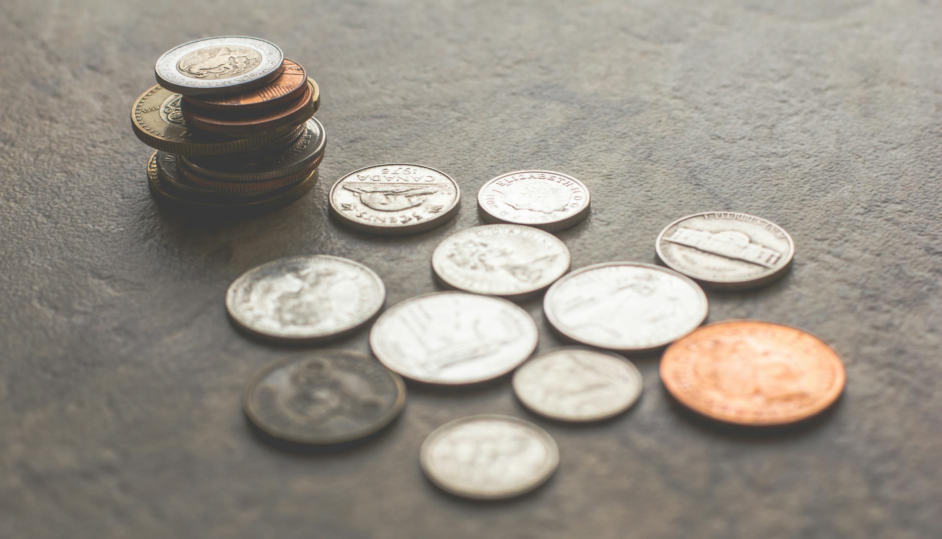 Verschiedene Silber Und Goldfarbene Münzen Auf Grauer Oberfläche