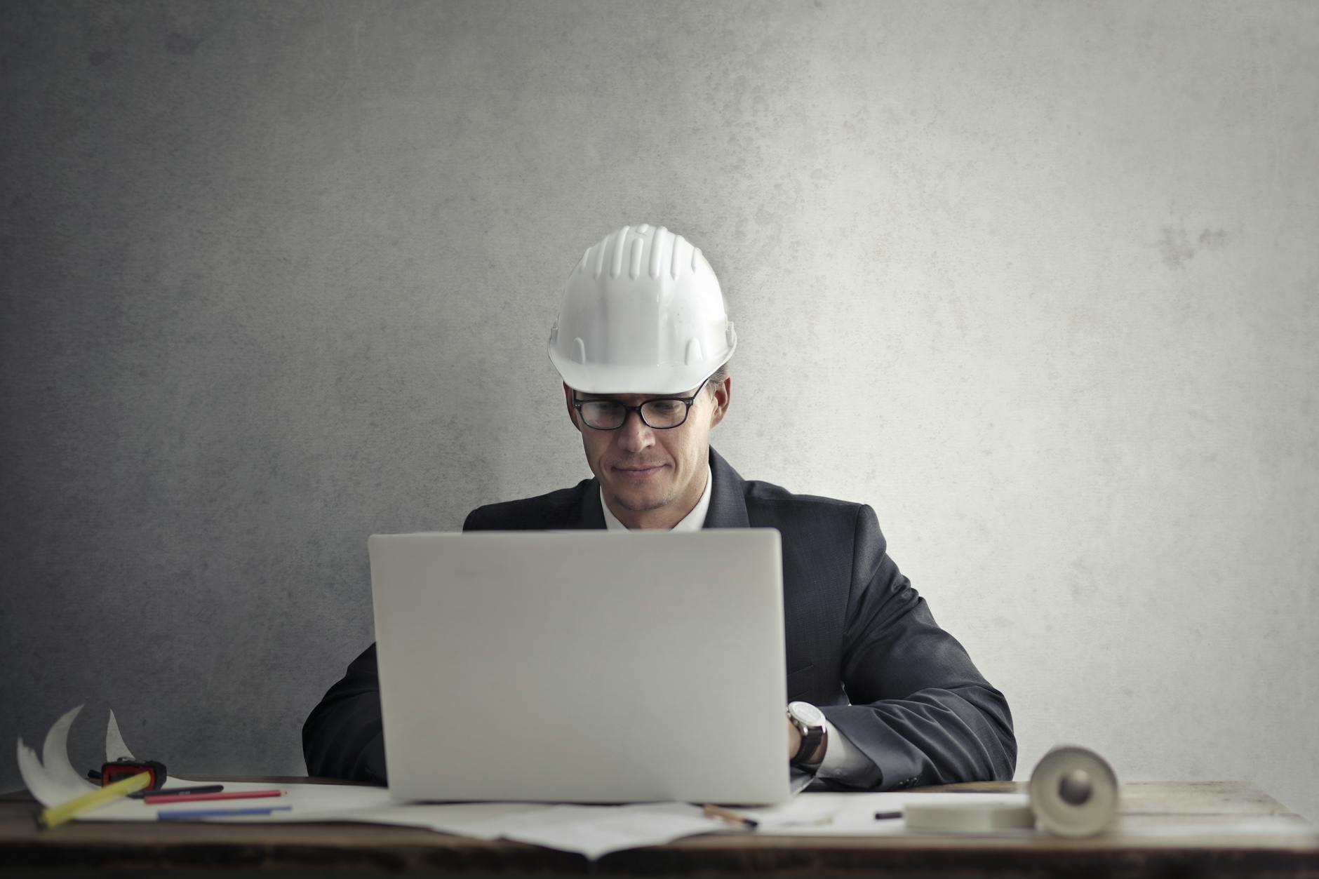 Ingenieur, Der Mit Laptop Am Tisch Arbeitet
