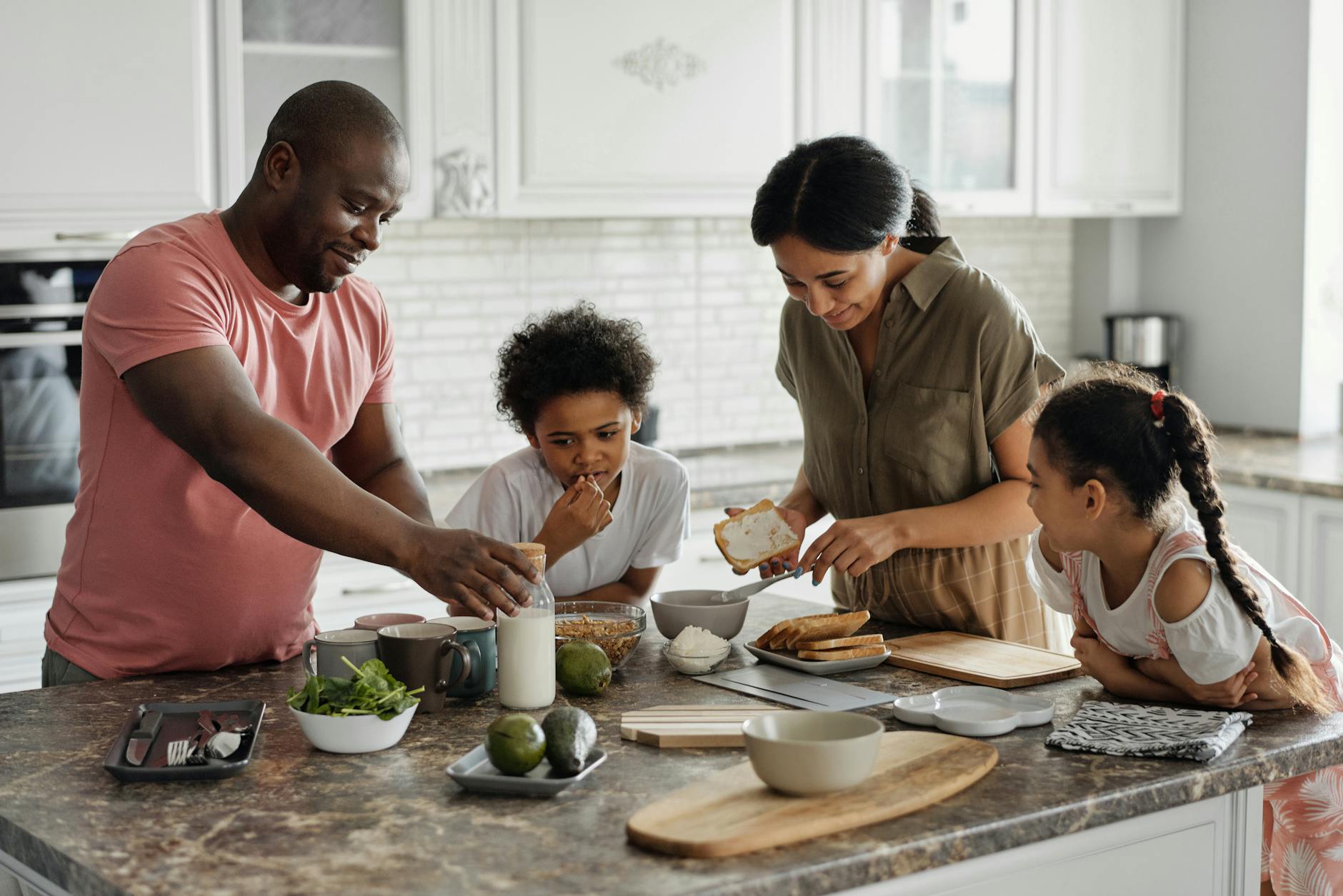 Familienfrühstück In Der Küche