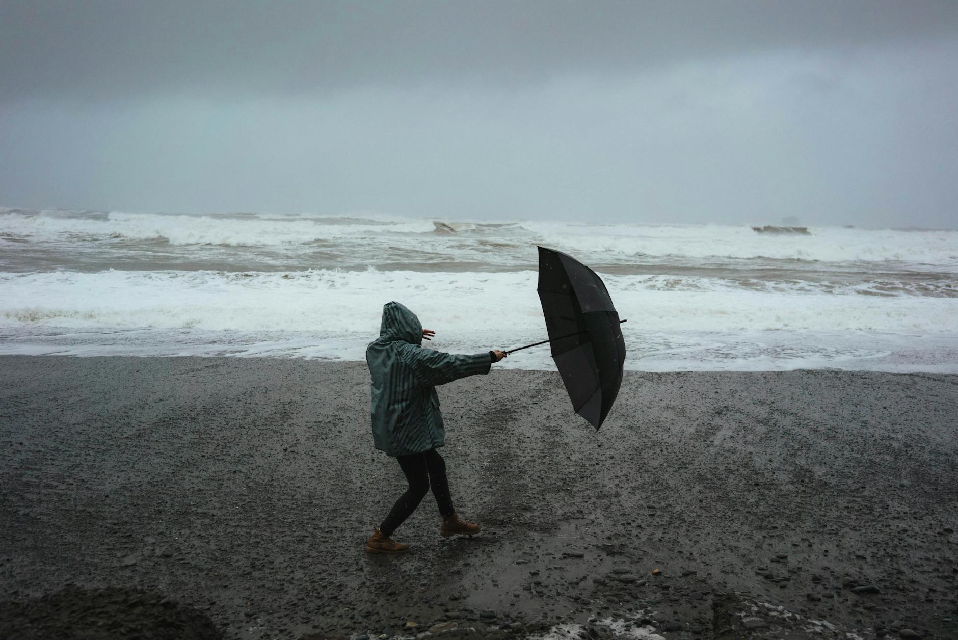 Nicht Erkennbare Person Mit Regenschirm Am Strand
