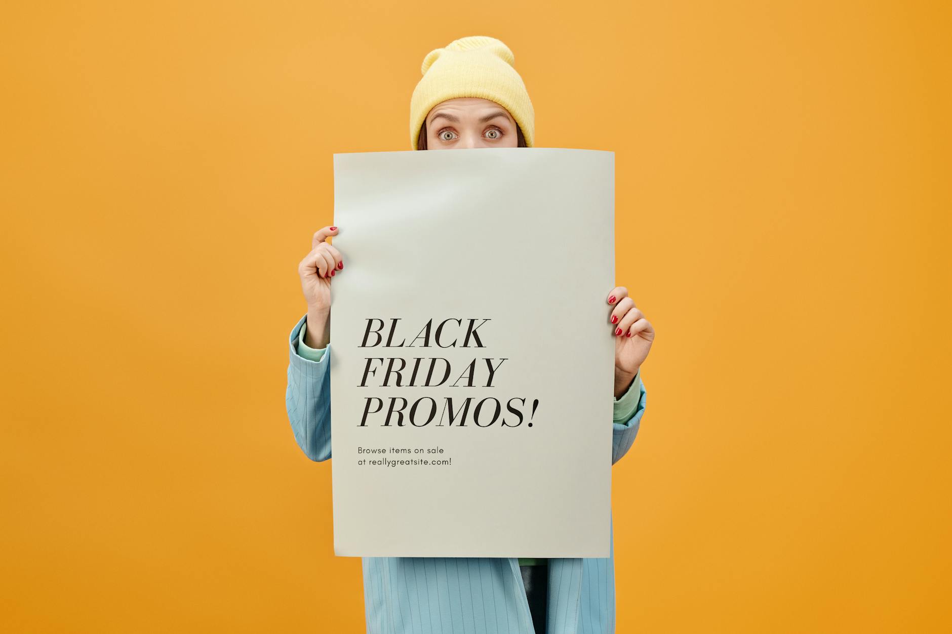 Frau Im Blauen Langarmhemd, Das Weißes Plakat Hält