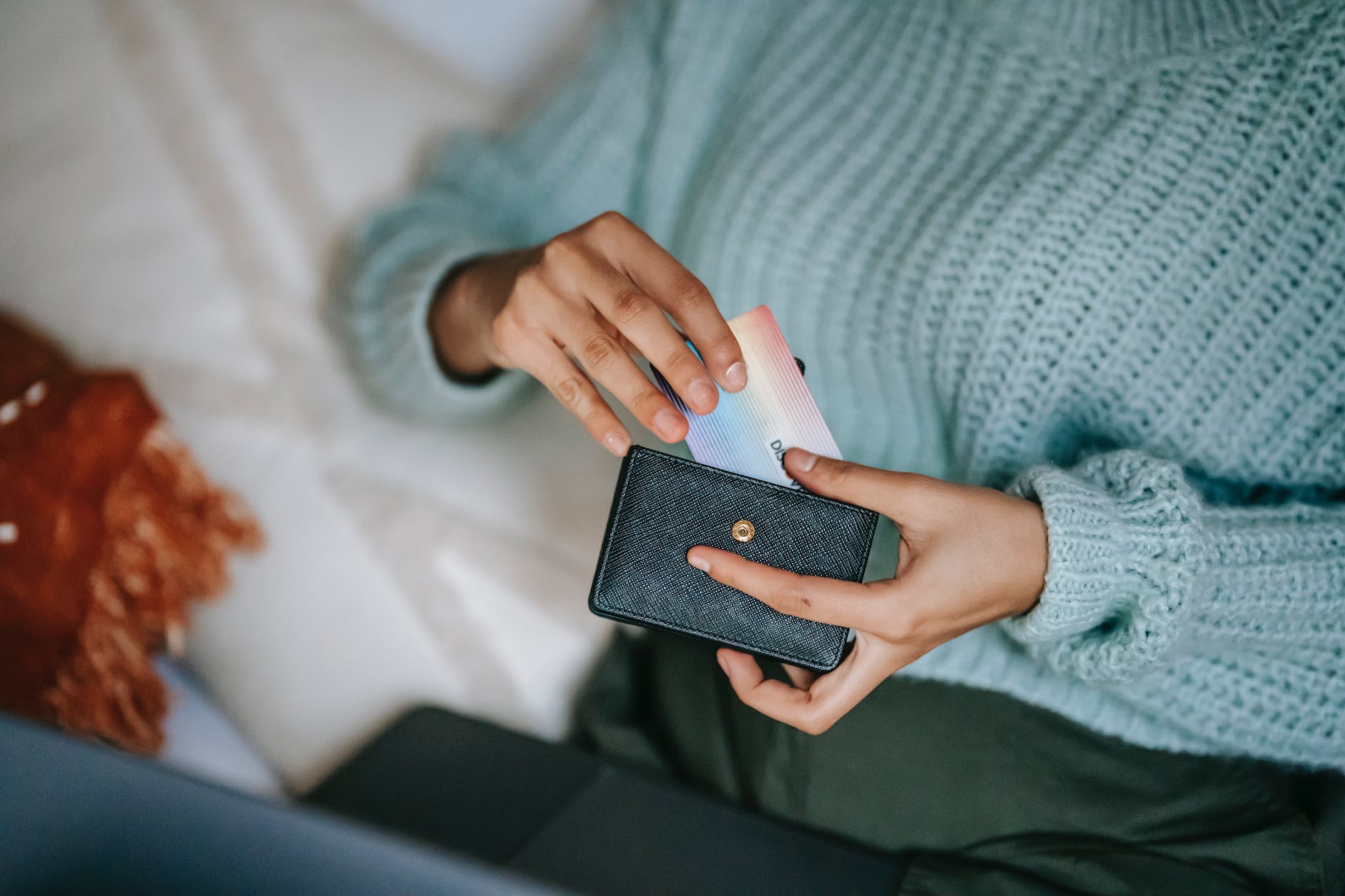 Person, Die Schwarzweiss I Phone Fall Hält