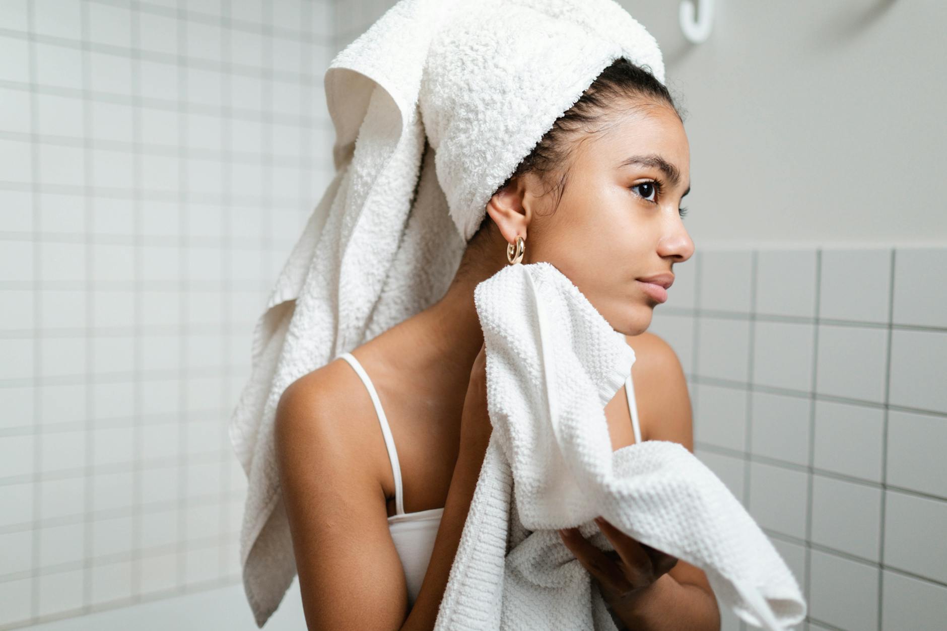 Kostenloses Stock Foto zu badetuch, badezimmer, beauty influencer