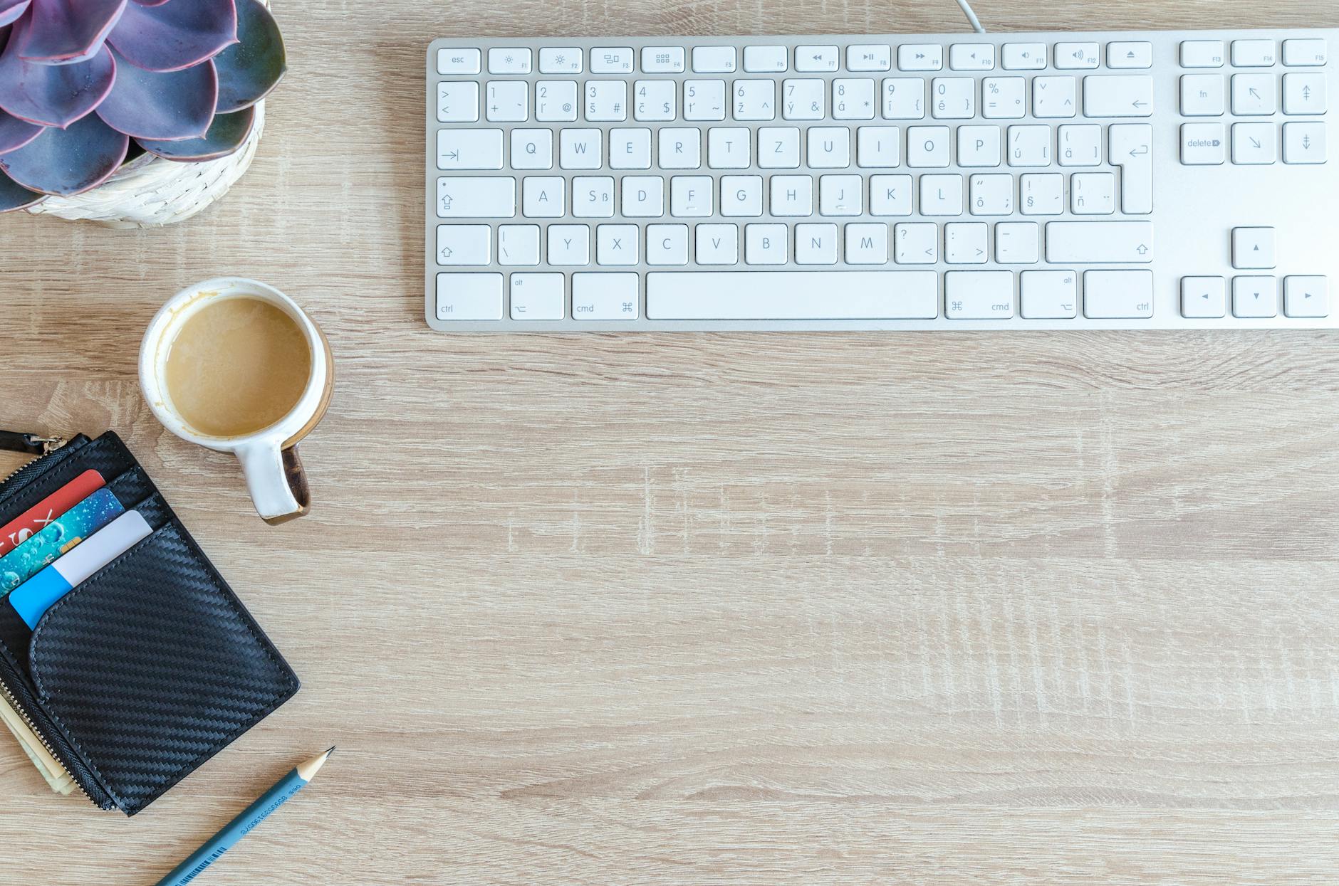 Weiße Apfel Tastatur Nahe Weißer Tasse