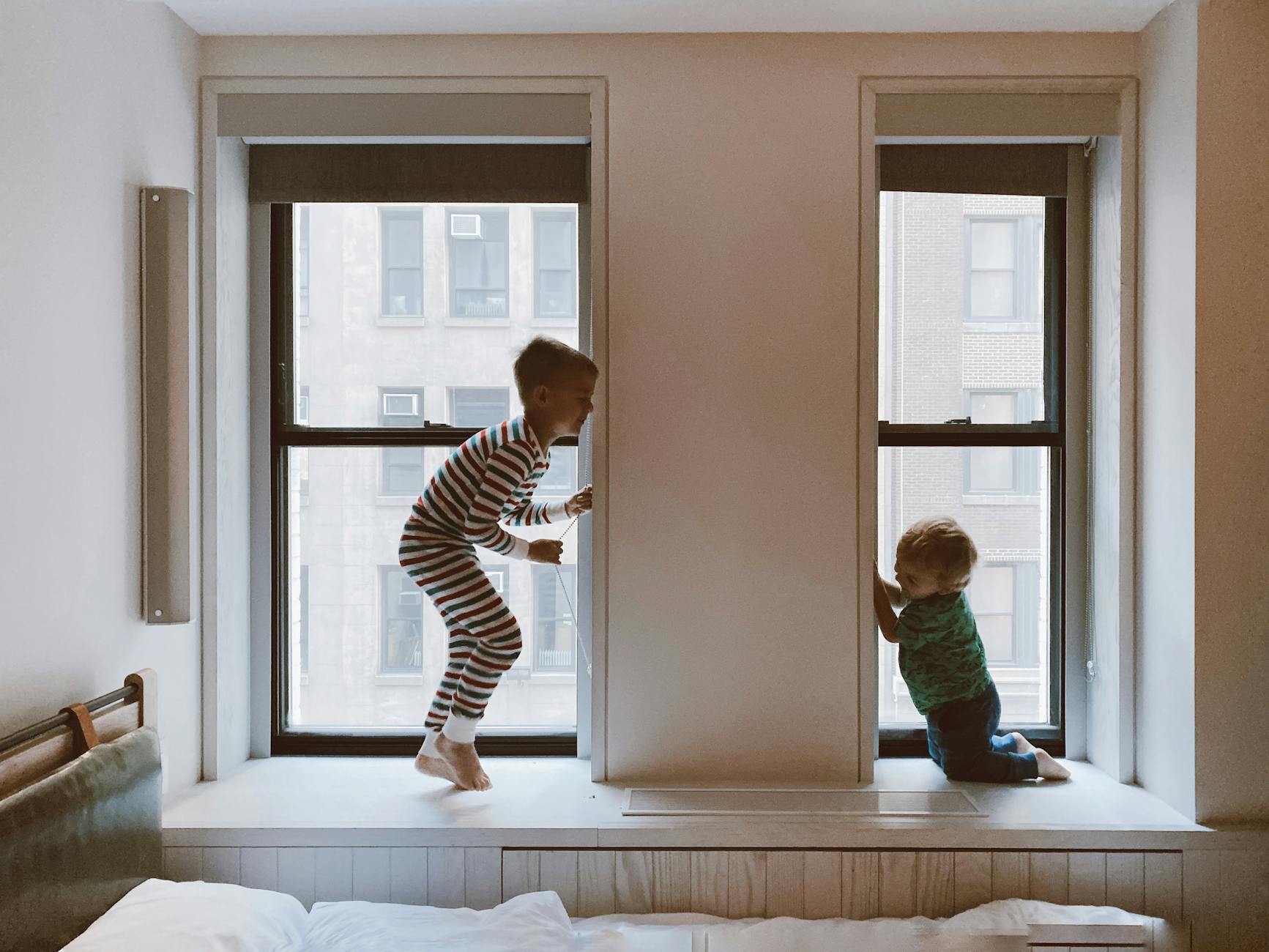 Zwei Kinder, Die Neben Glasfenstern Spielen