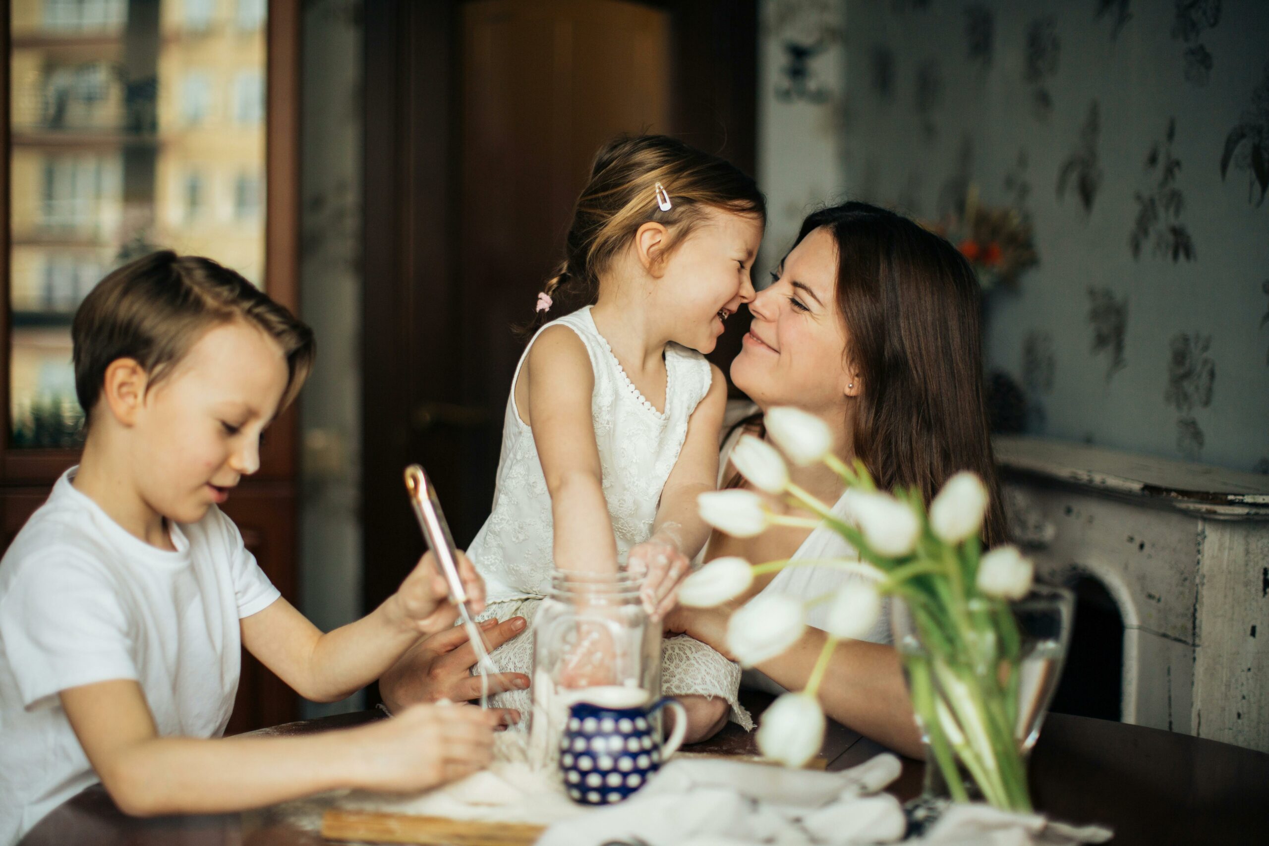 Foto Der Frau, Die Mit Ihren Kindern Spielt
