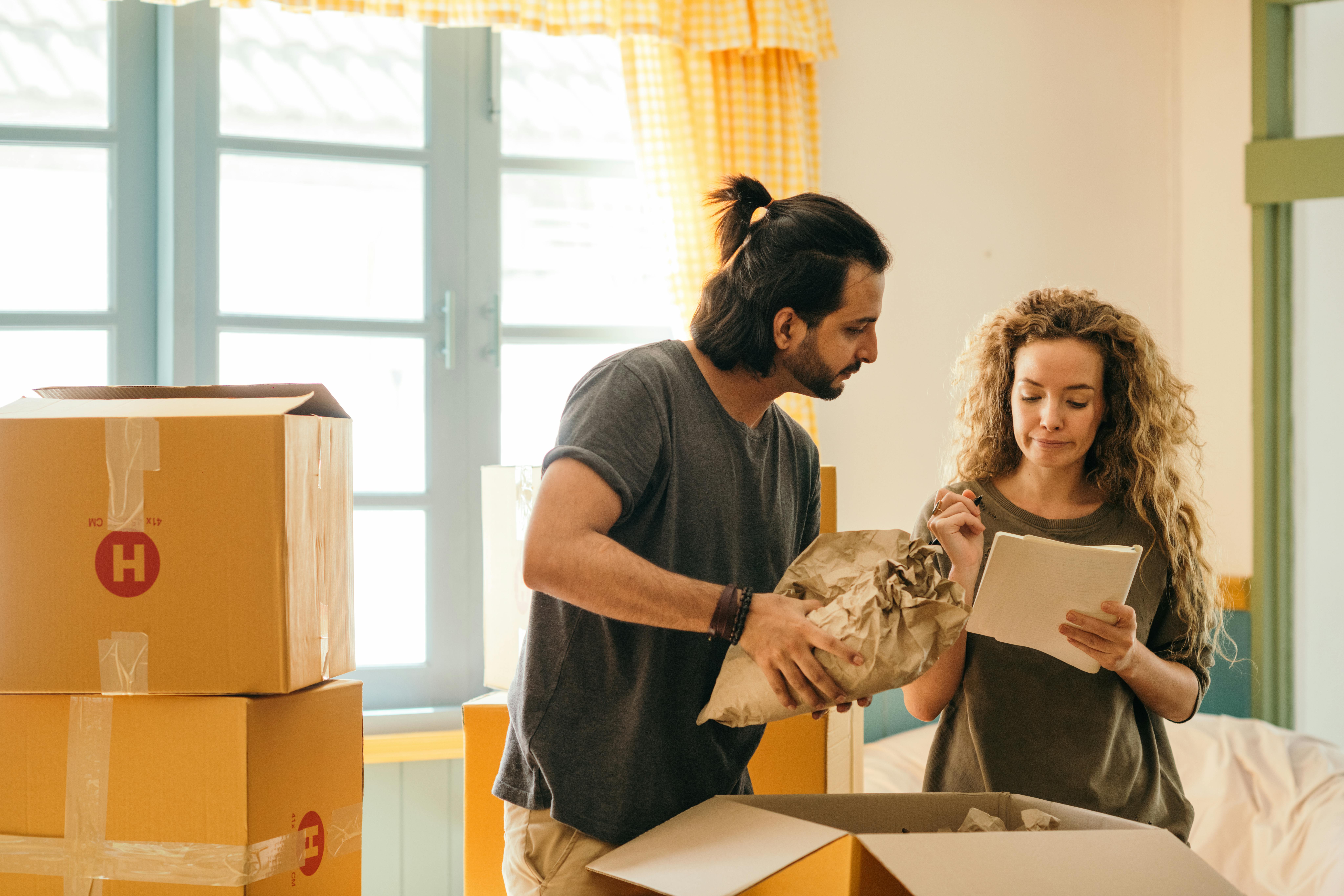Kostenloses Stock Foto zu auspacken, bewegen, beziehung